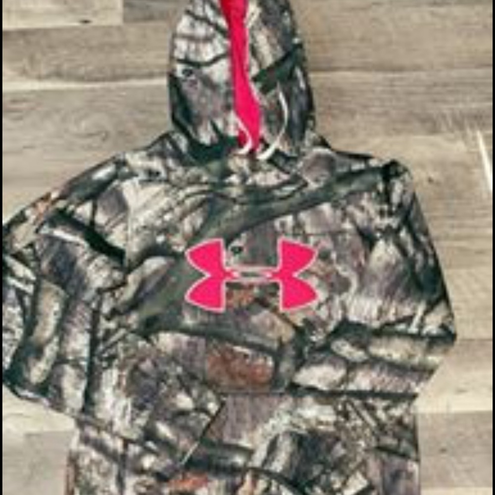 Under Armor camo hoodie super cute